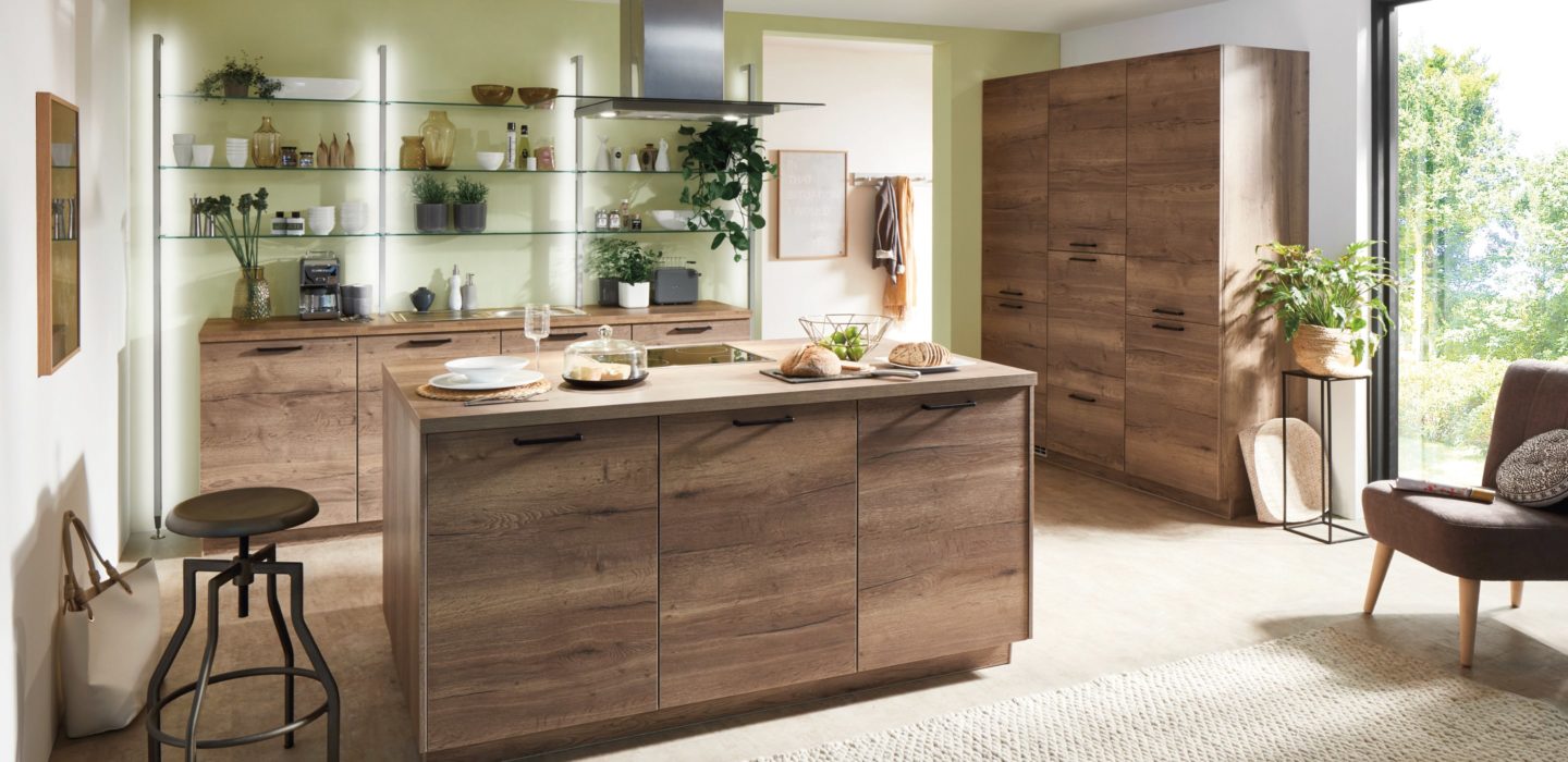 Rustikale Küche mit Holzfronten im modernen Look im Küchenstudio Göbel