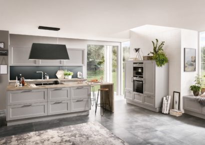 Graue Landhausküche im Küchenstudio Göbel