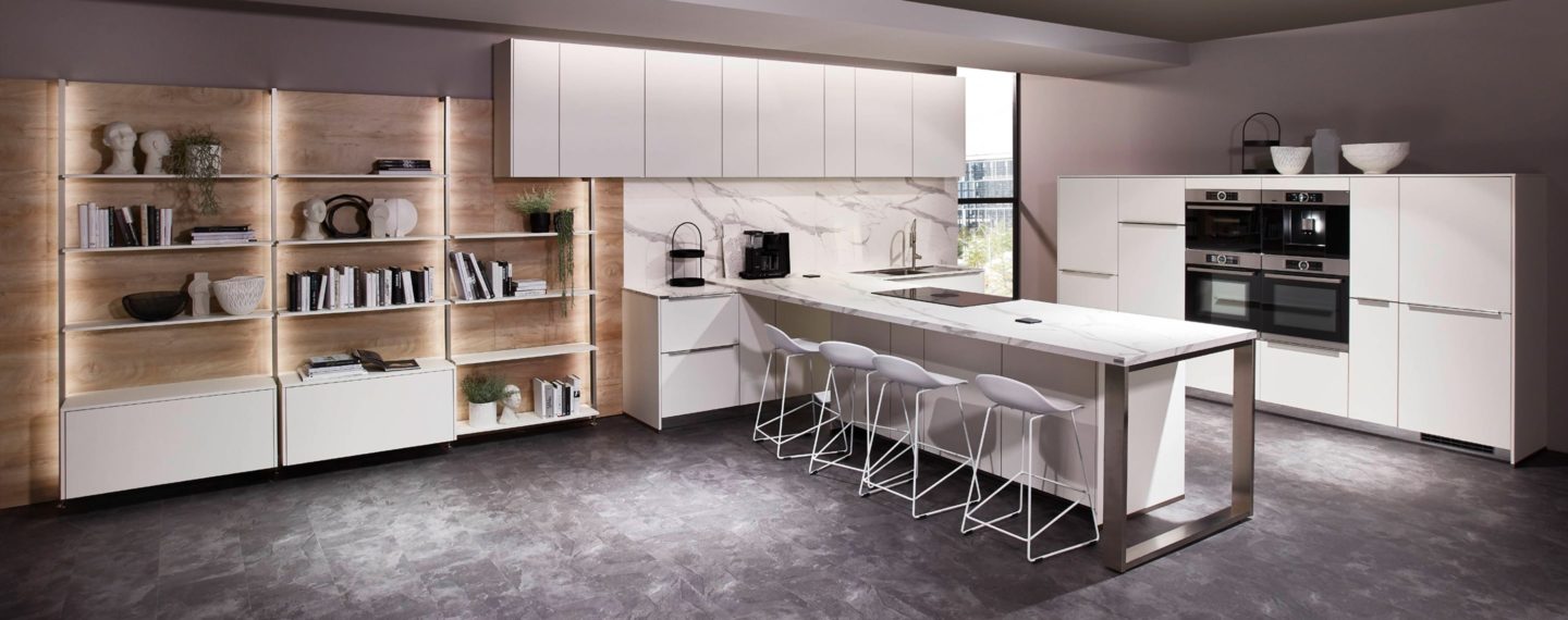 Moderne weiße Küche im Küchenstudio Göbel