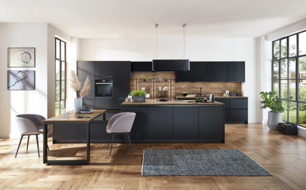 schwarze Designerküche mit Holzrückwand
