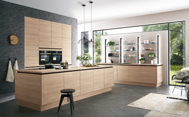 moderne Designerküche mit Holzfronten