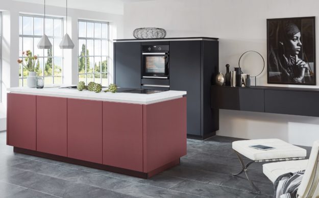 Moderne Designerküche mit schwarzen Küchenschränken und roter Kücheninsel
