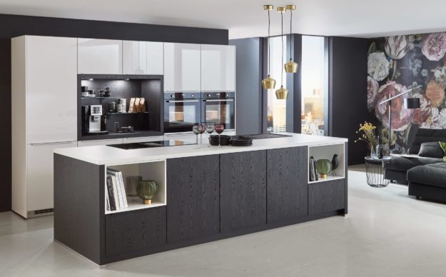 Moderne Designerküche mit schwarzen Küchenfronten und weißen Hängeschränken