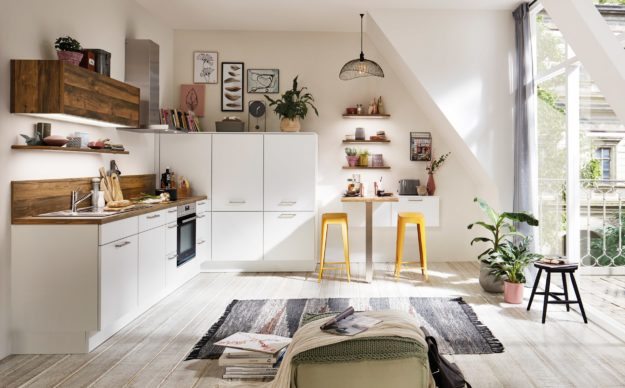 Klassische Küche in L-Form in weiß.