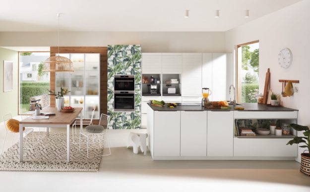 Weiße klassiche Küche mit Kochinsel