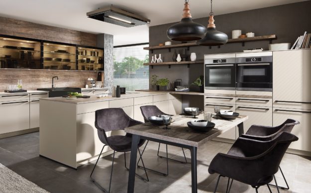 Cremefarbene Küche mit Kochinsel