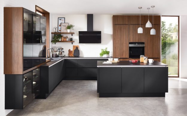 U-förmige schwarze Küche