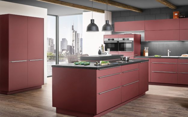 Rote Kche mit Kochinsel