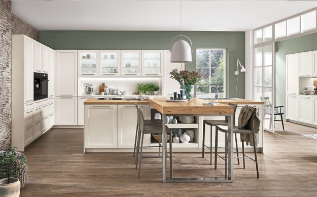 Moderne weise Küchen mit Holzakzenten