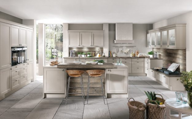 Moderne beige Küchen im Landhausstil