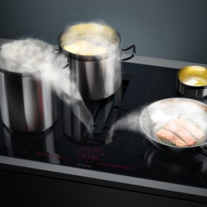 Bild zeigt 4 Töpfe auf einem Herd mit integriertem Dunstabzug - Elektrogeräte bei Sehl & Göbel