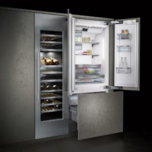 Bild zeigt einen geöffneten doppeltürigen Kühlschrank - Elektrogeräte bei Sehl & Göbel