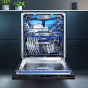 Bild zeigt einen geöffneten Geschirrspüler - Elektrogeräte bei Sehl & Göbel