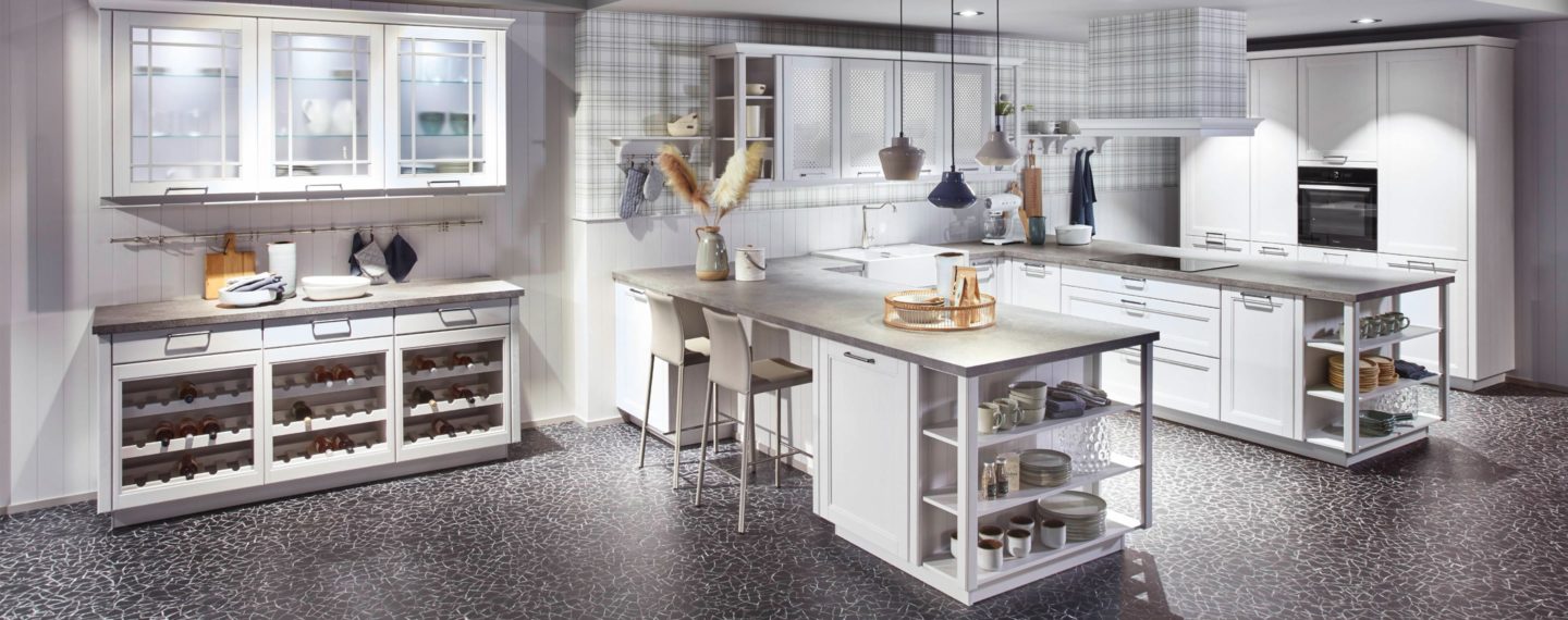 Bild zeigt weiße Küche – Service im Küchenstudio Göbel