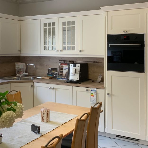 Cremefarbene Landhausküche im Küchenstudio Göbel