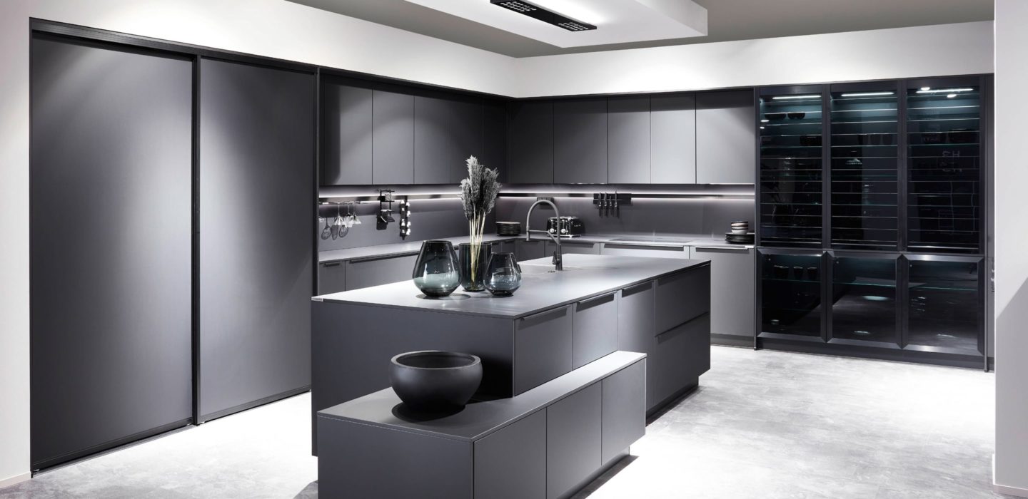 Moderne schwarze Küche im Küchenstudio Göbel