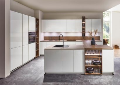 Moderne weiße Küche im Küchenstudio Göbel