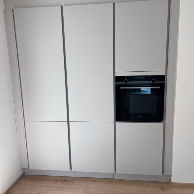 Weiße Hochschränke mit Einbaubackofen im Küchenstudio Göbel