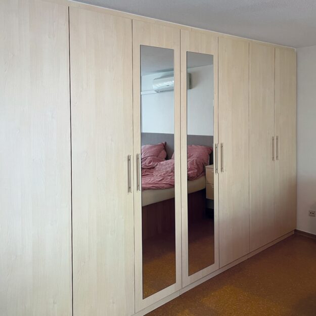 Kleiderschrank mit Spiegeltüren und Holz