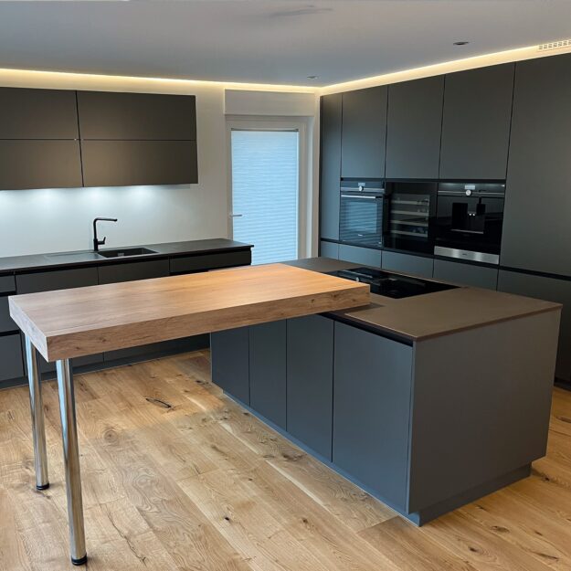 moderne schwarze Küche