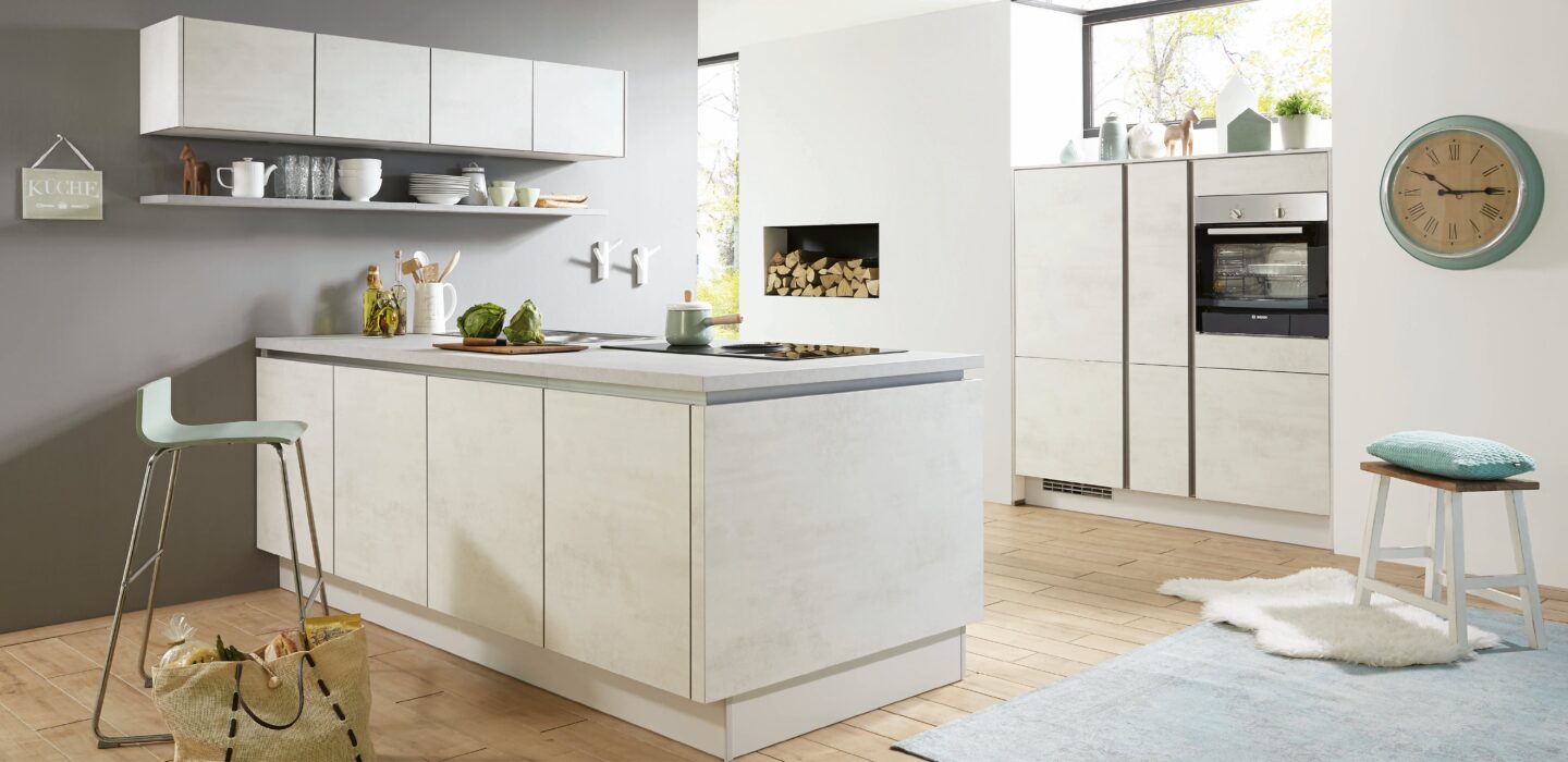 Bild einer modernen Küche mit Insel in beton weissgrau im Küchenstudio Göbel