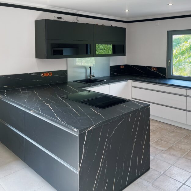 Moderne schwarz weiße Küche im Küchenstudio Göbel