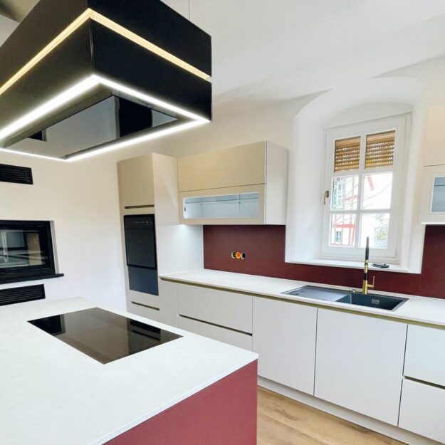 Moderne weiße Küche im Küchenstudio Göbel